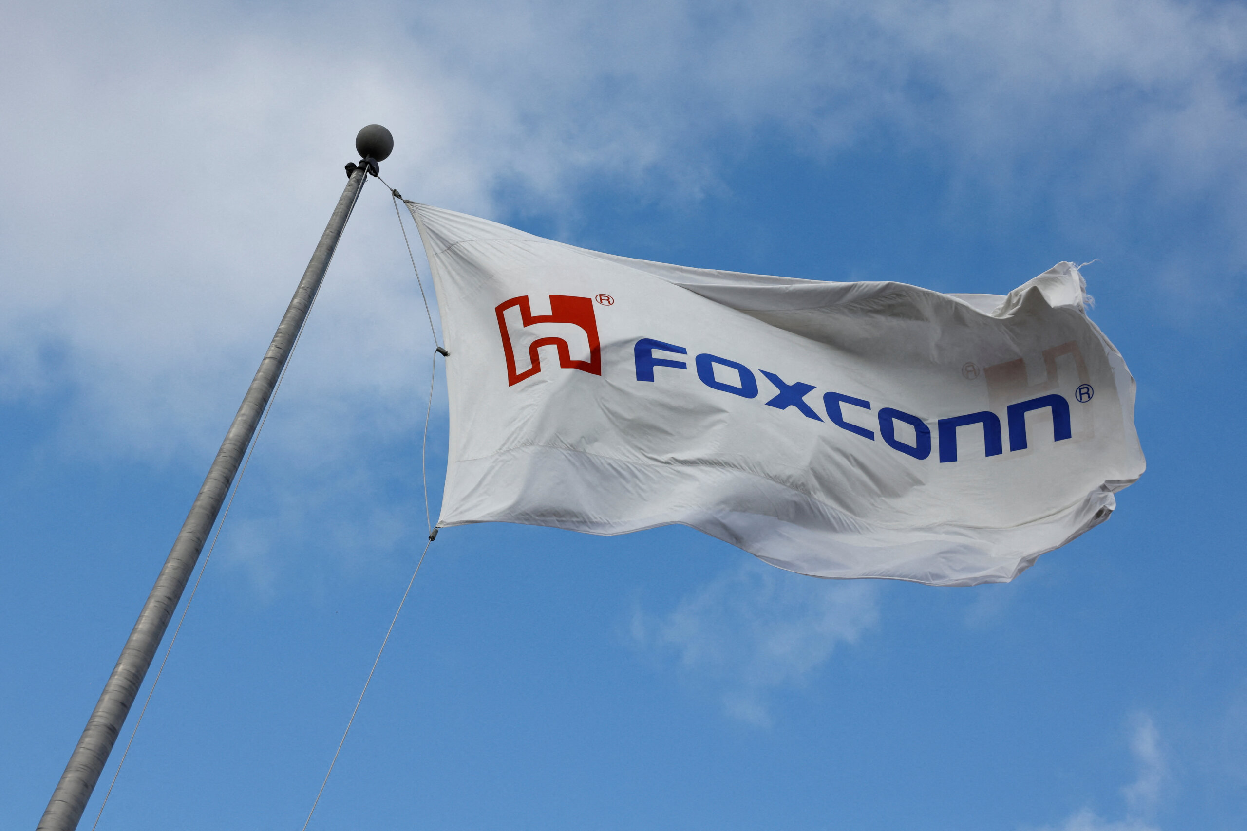 Apple supplier Foxconn wins AirPod order, plans $200 ...