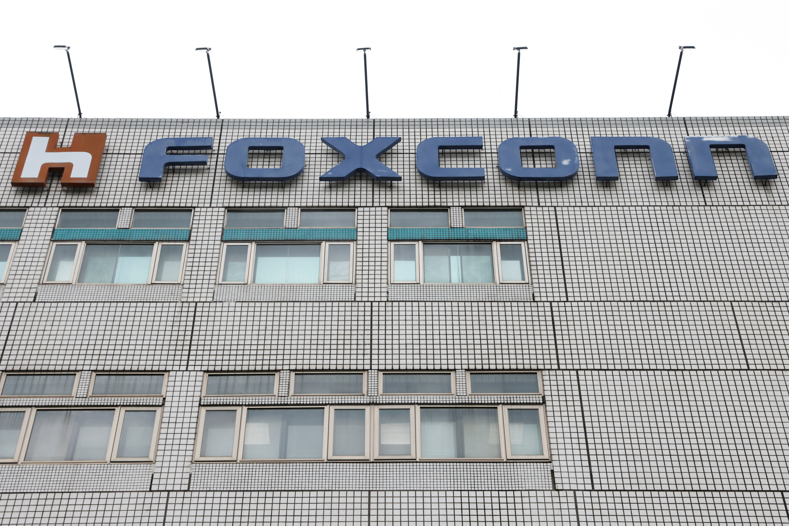 Apple's iPhone supplier Foxconn leases new site in Zhengzhou in ...