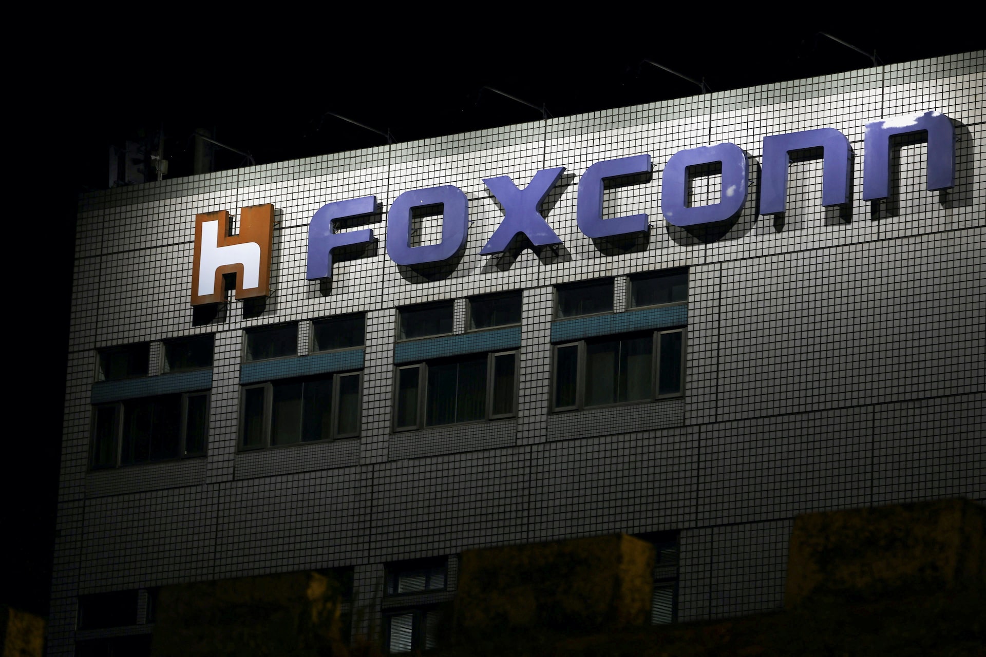 Apple's iPhone supplier Foxconn leases new site in Zhengzhou in ...