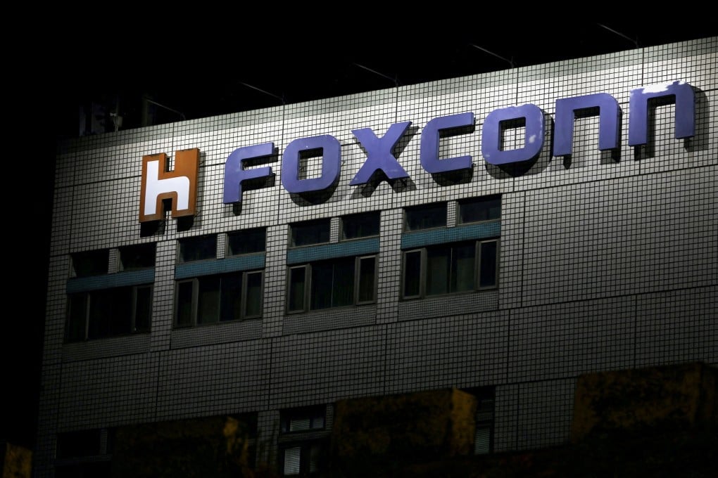 Foxconn: iPhone maker offers payments for finding new workers