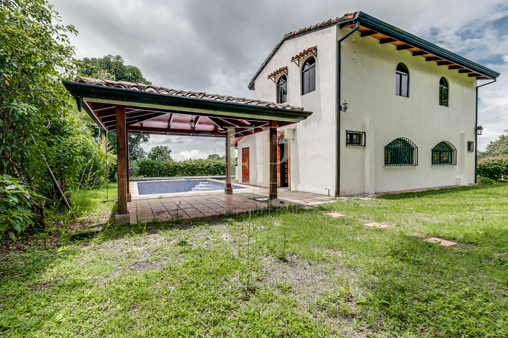 Santa Ana Piedades Independent hom, pool and garden