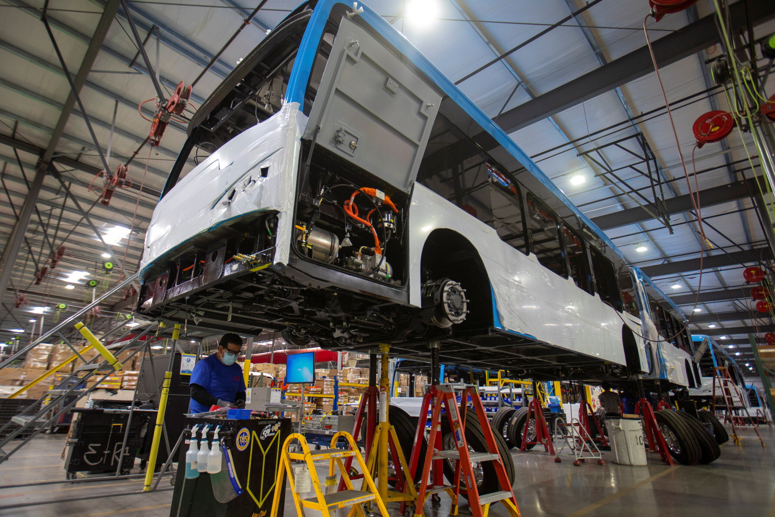 bus manufacturers usa